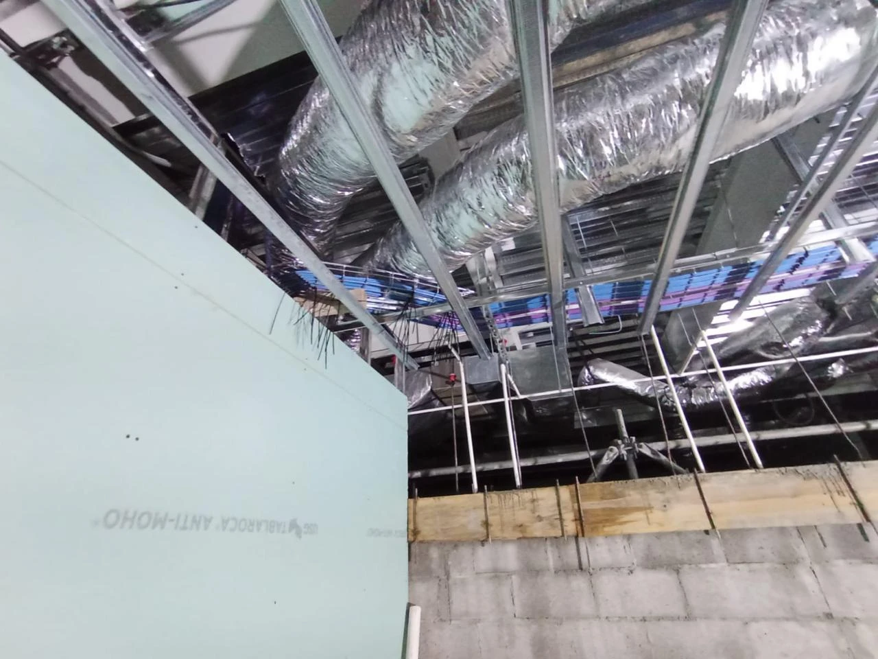 Cableado de datos organizado sobre bandejas portacables metálicas
