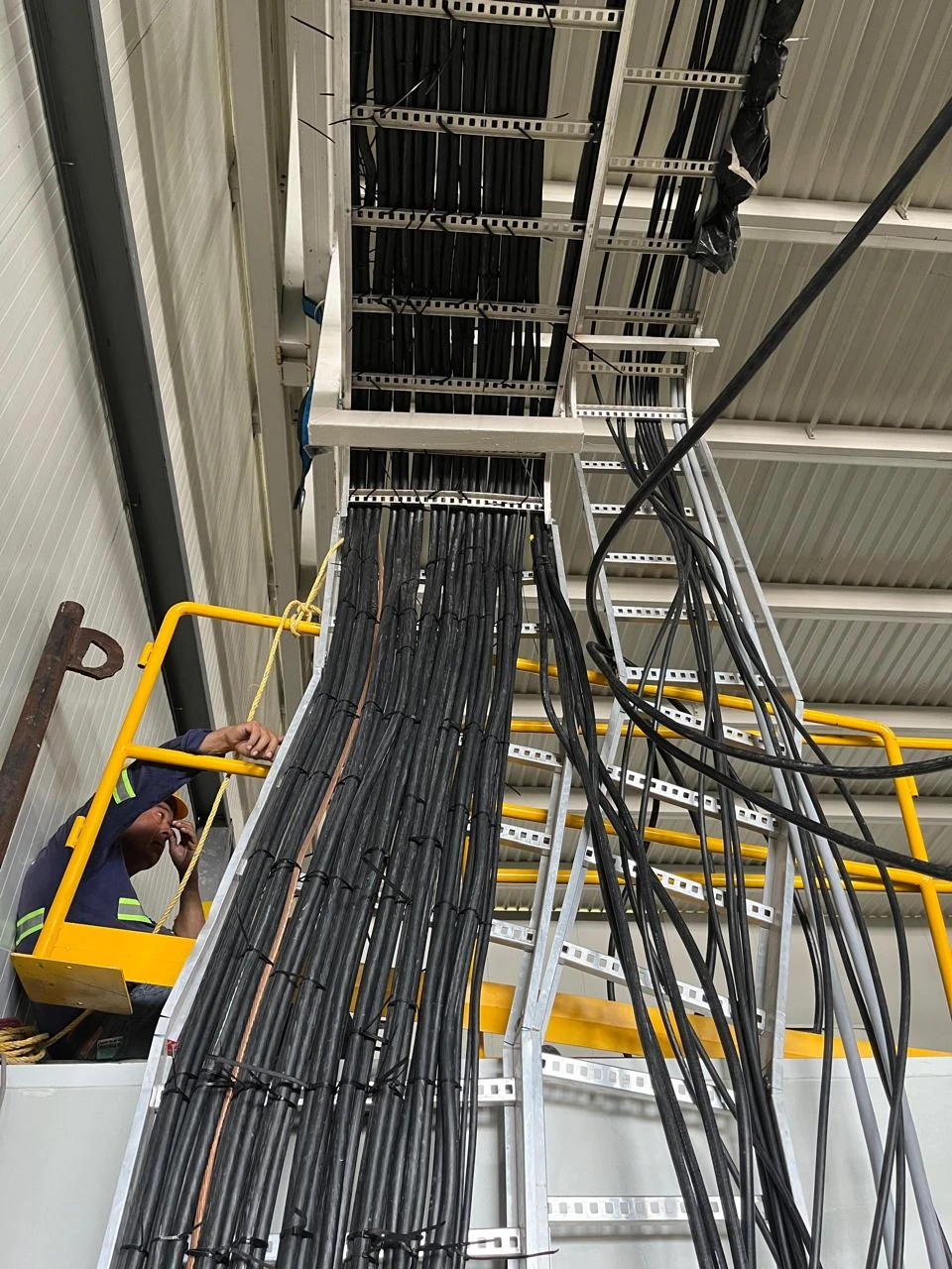 Tendido de cables de potencia dentro del cuarto eléctrico