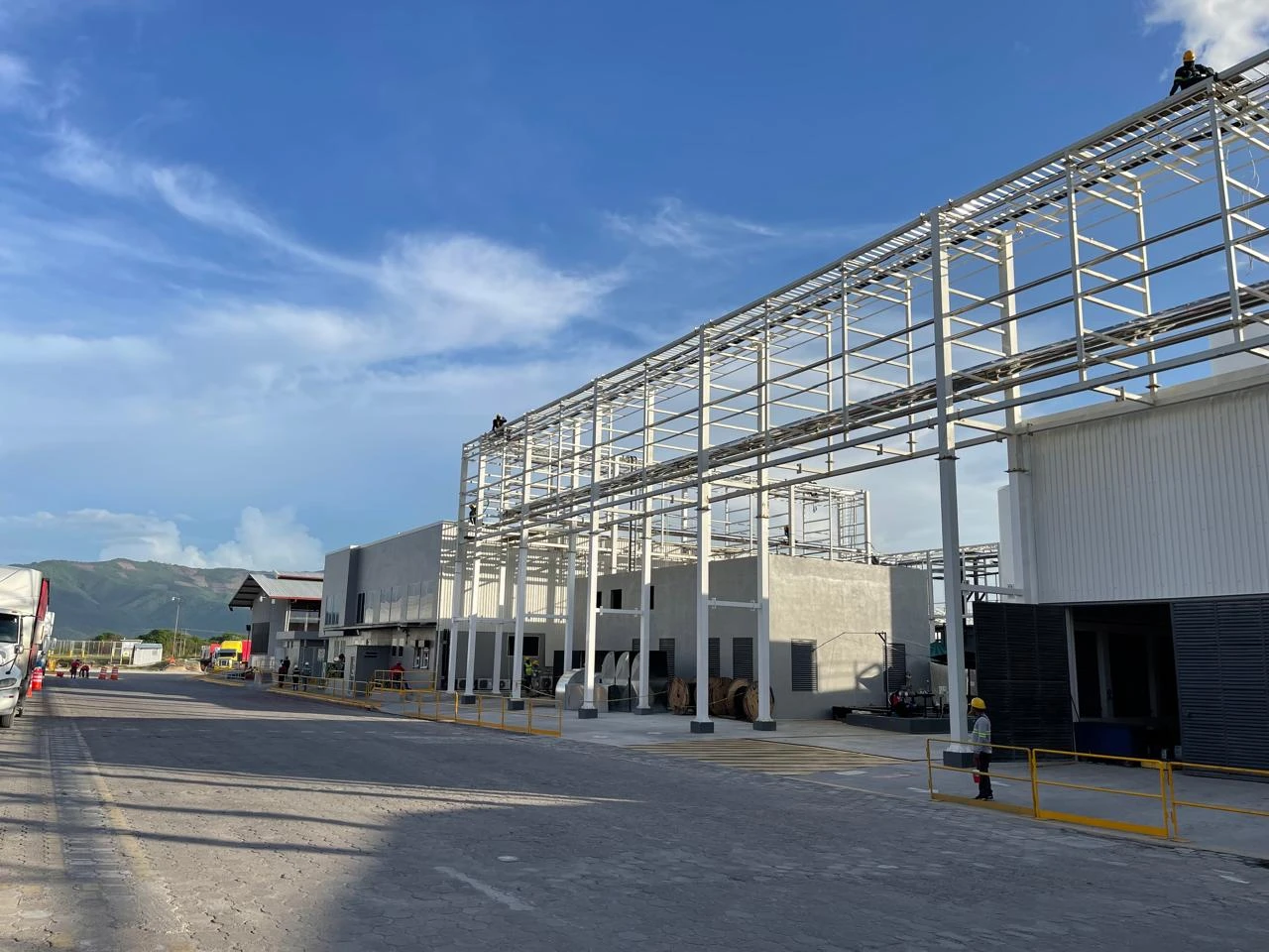 Soportes instalados para organizar conductores de gran calibre