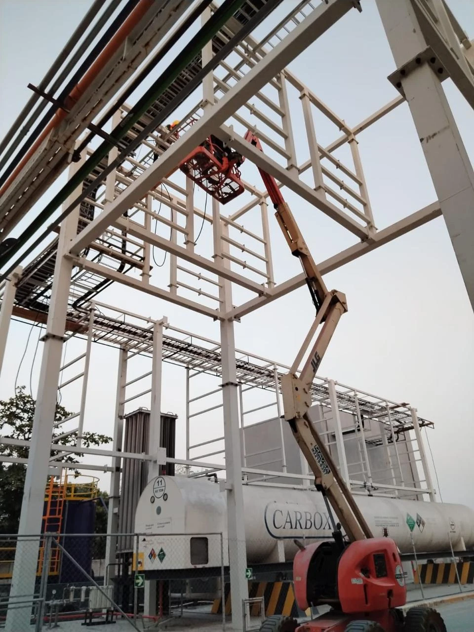 Personal técnico trabajando sobre la estructura exterior del sistema