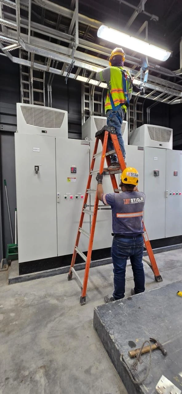 Personal técnico trabajando sobre canalizaciones del cuarto eléctrico