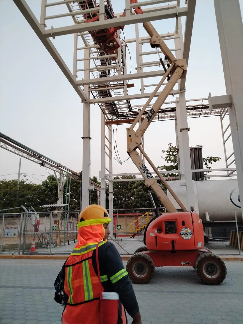 Instalación en altura de infraestructura eléctrica y canalizaciones