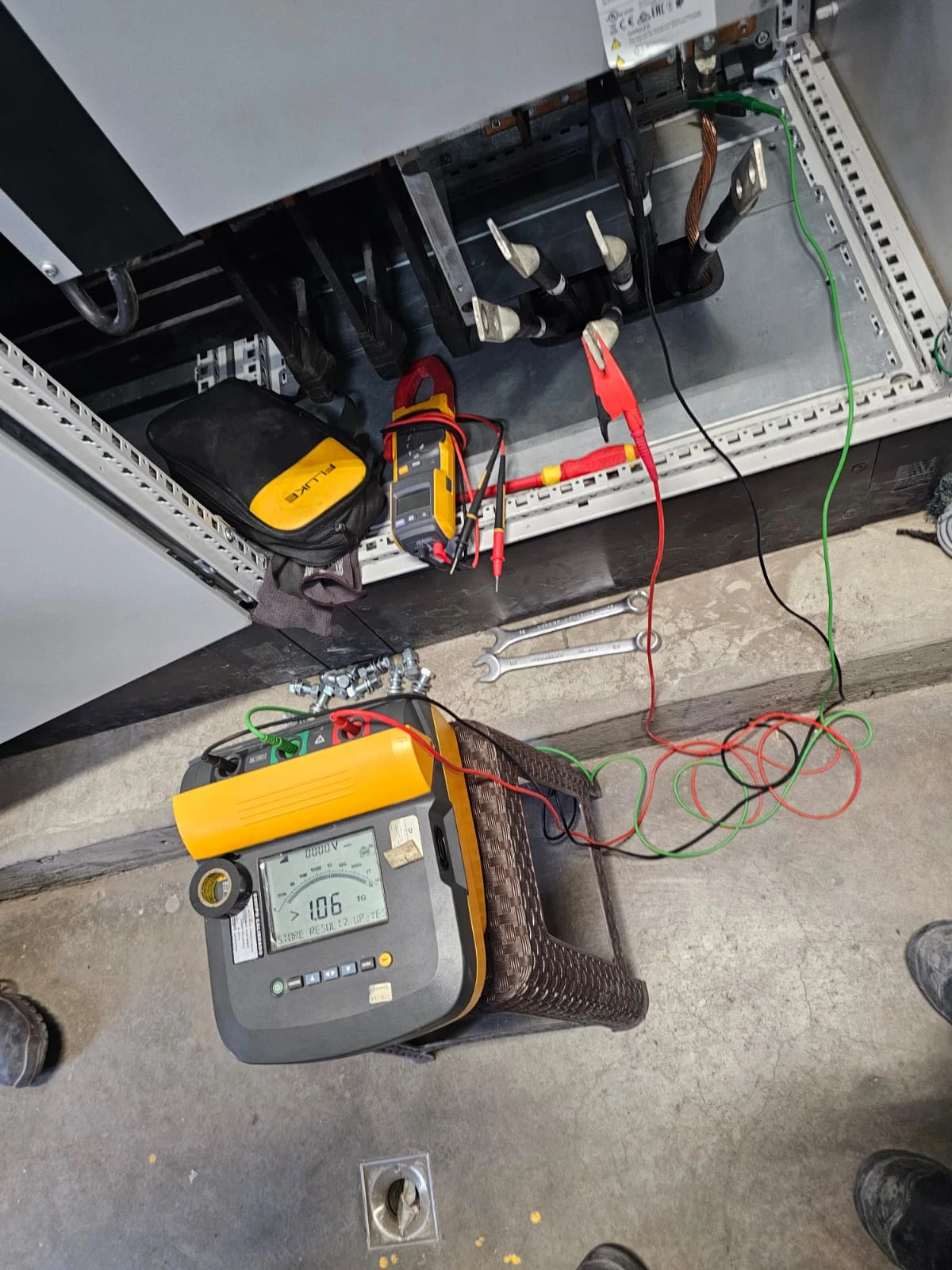 Prueba de resistencia de aislamiento en la acometida eléctrica