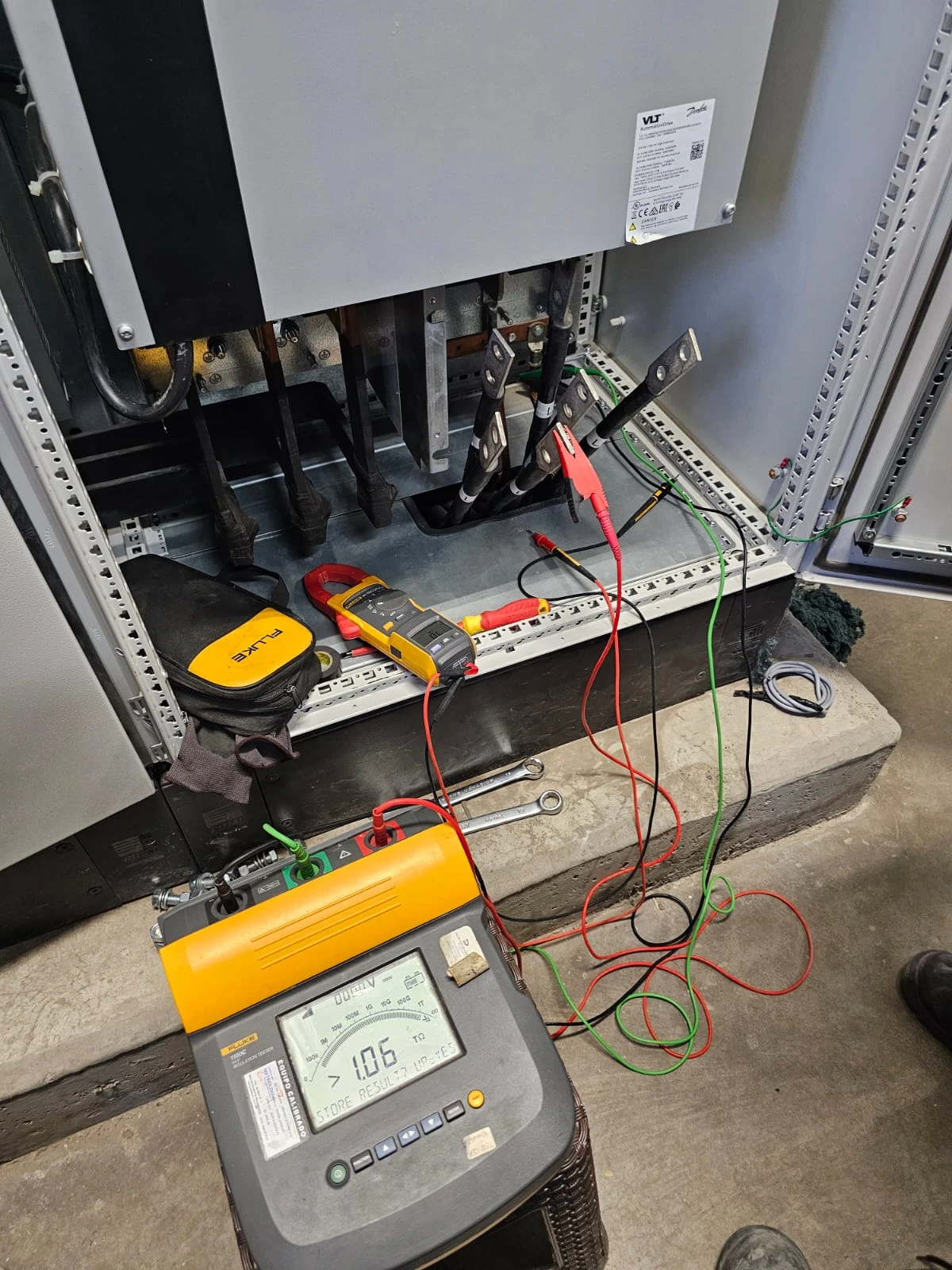 Inspección del interruptor principal de potencia del compresor