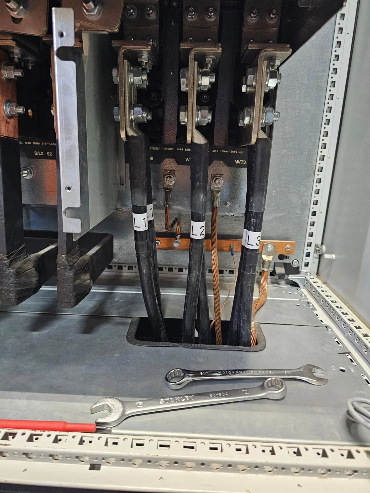 Cableado de control asociado con los equipos del sistema