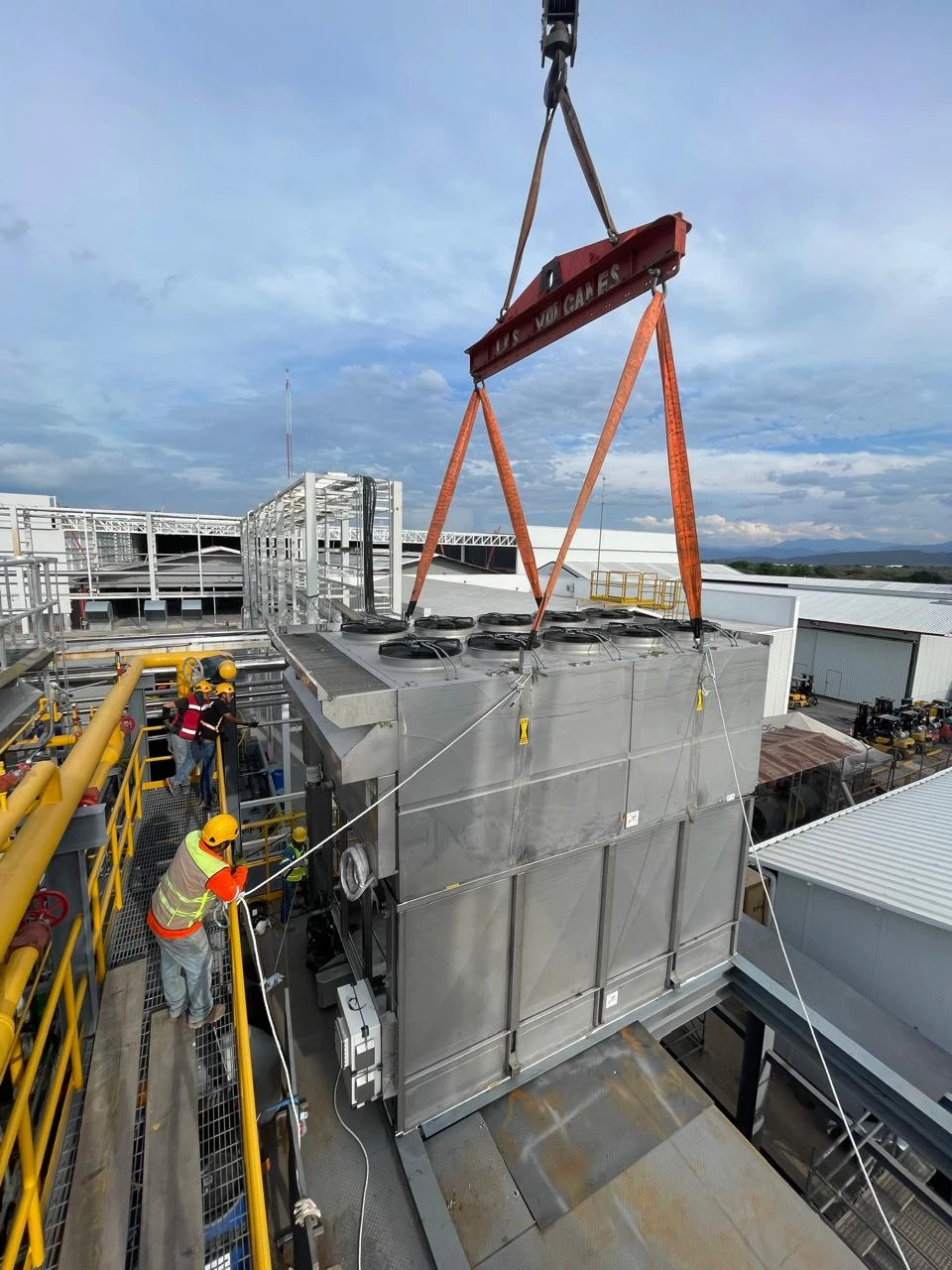 Elevación de equipo de refrigeración mediante grúa industrial