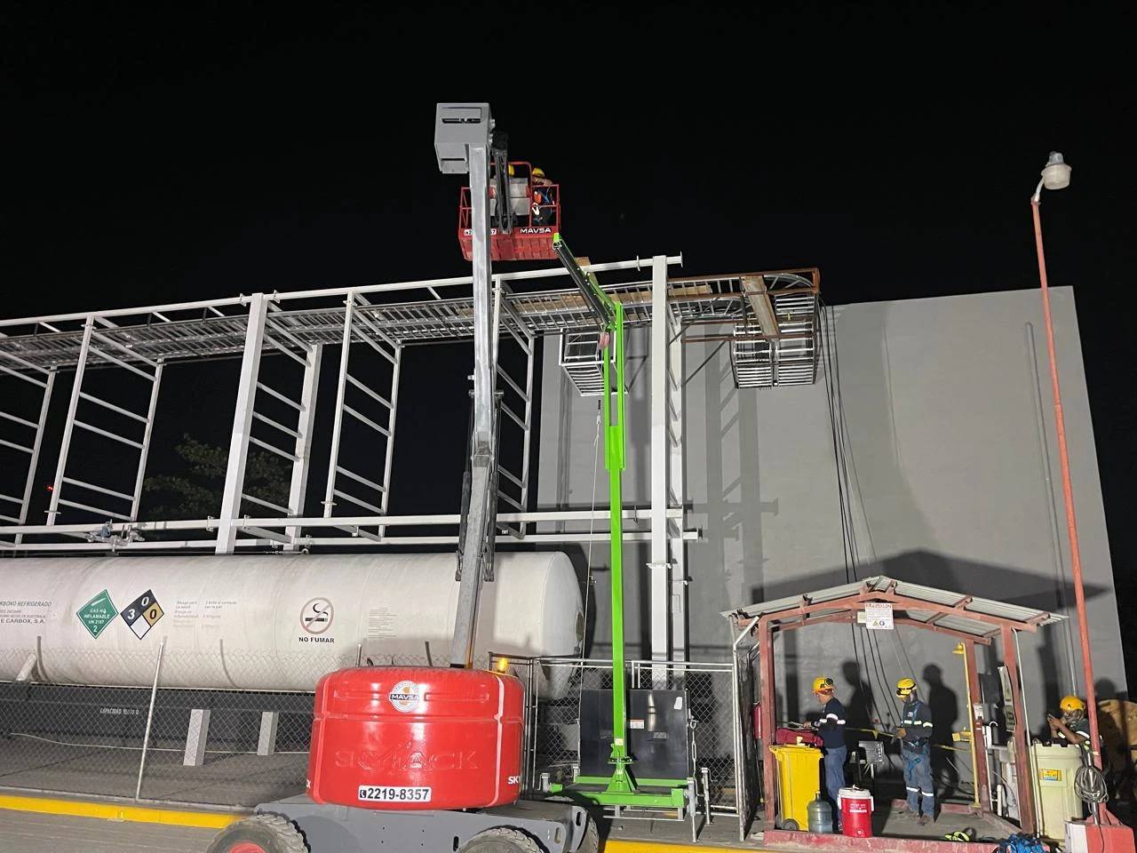 Recorridos elevados para tuberías, cableado y servicios industriales