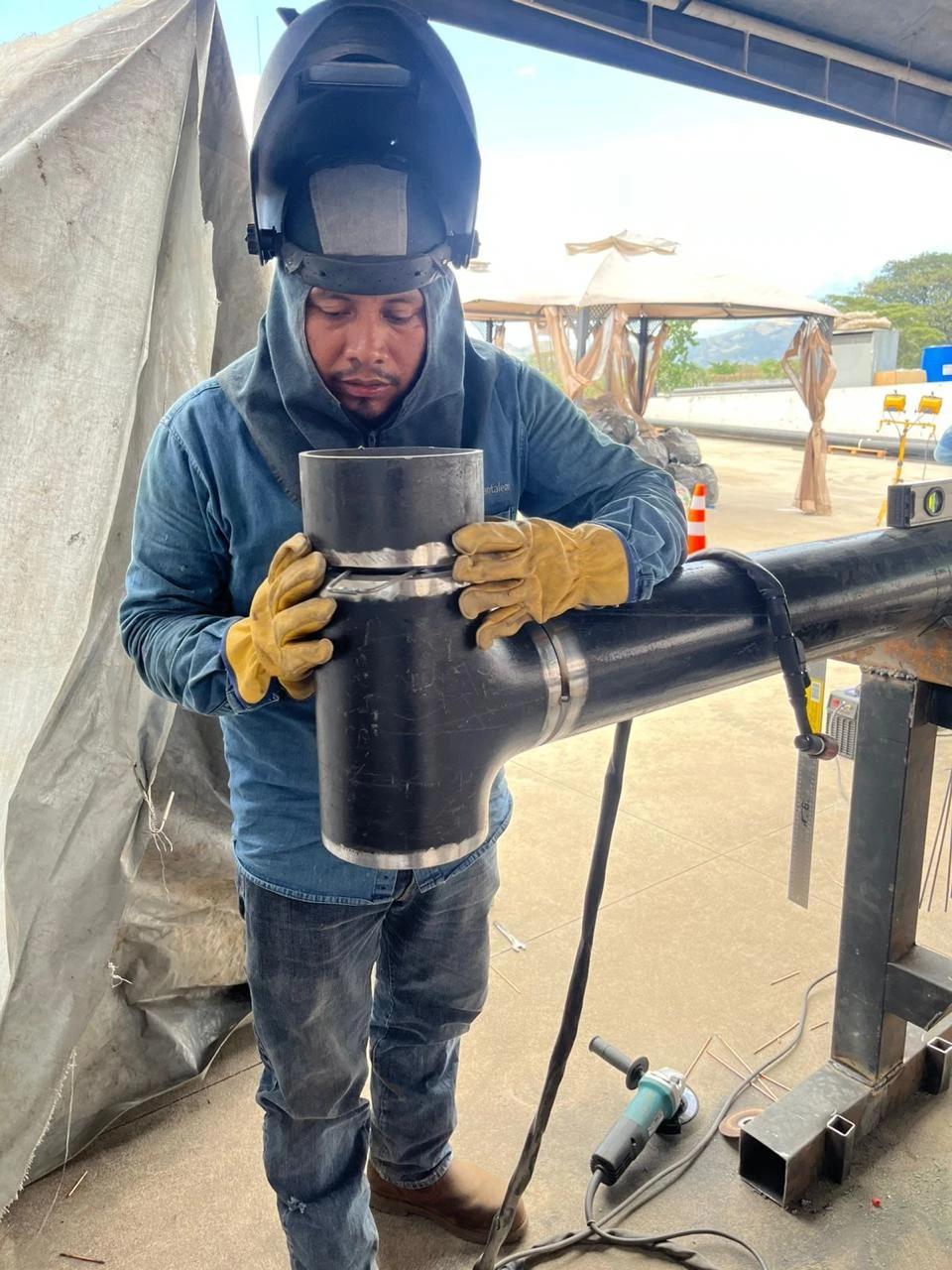 Traslado controlado de equipos dentro de la sala de máquinas
