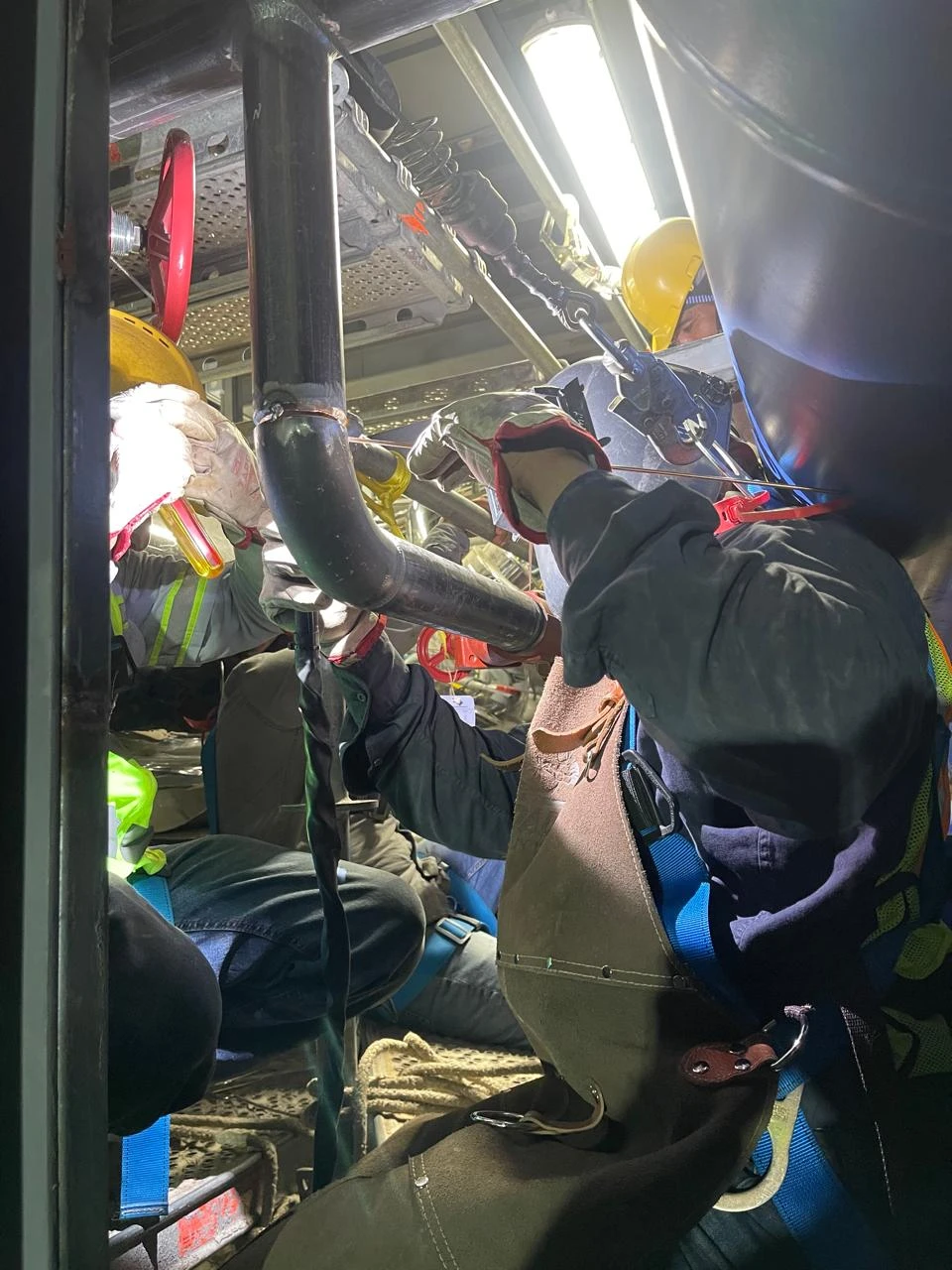 Instalación de equipos y componentes en áreas elevadas