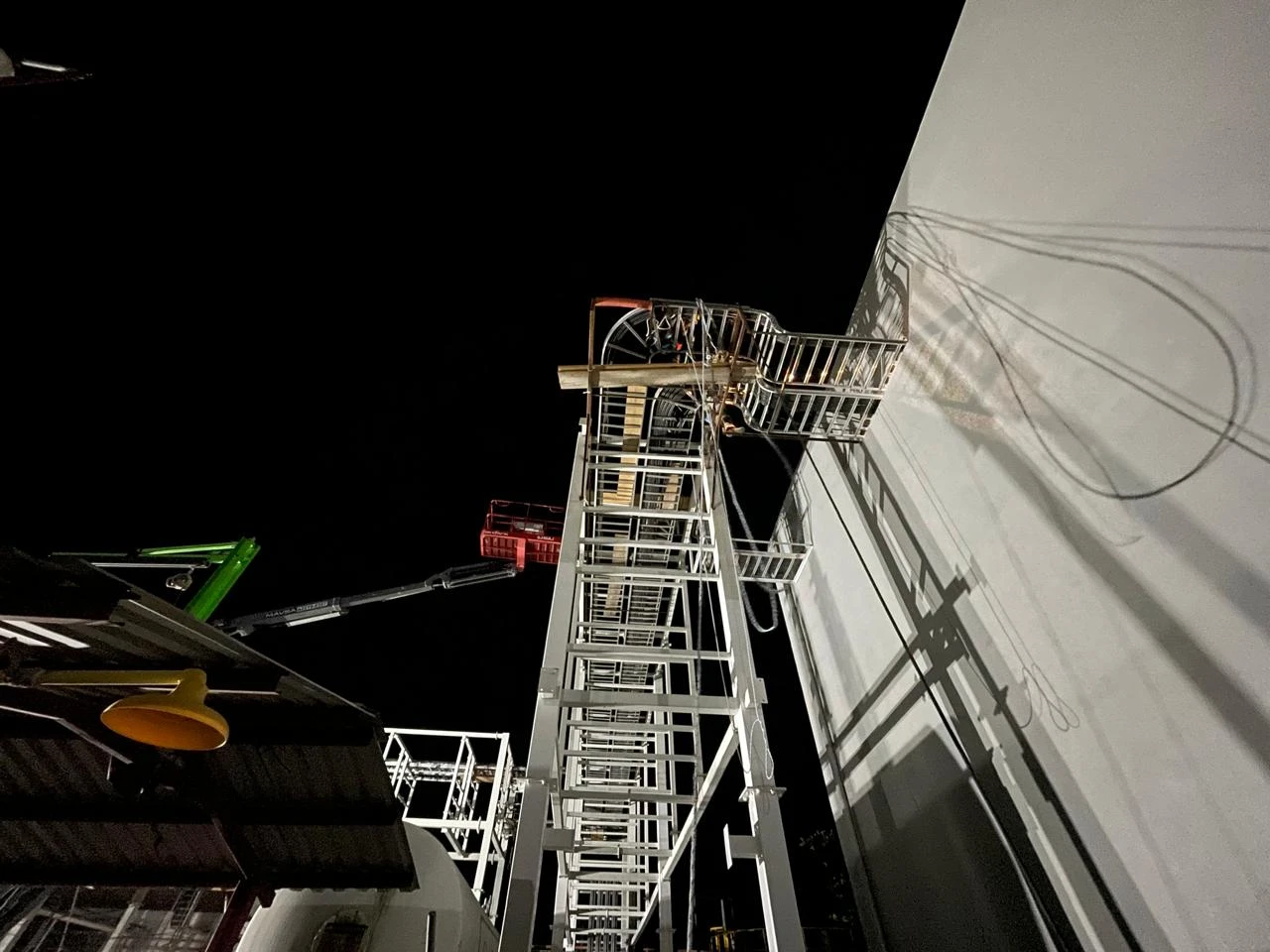 Trabajos ejecutados mediante plataforma articulada en estructura elevada