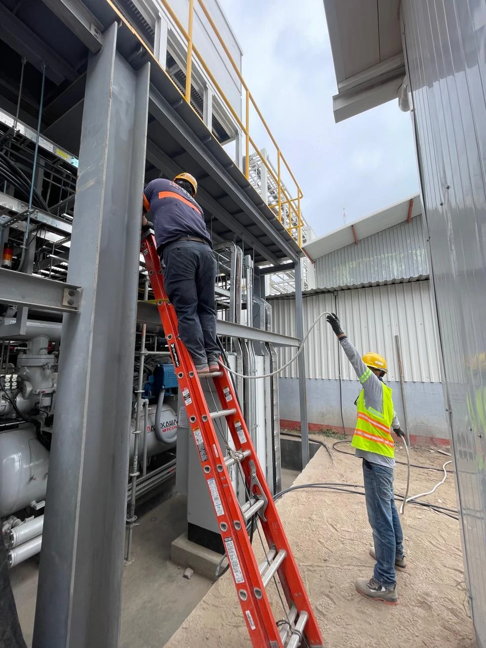 Alineación de líneas de refrigeración antes de su instalación