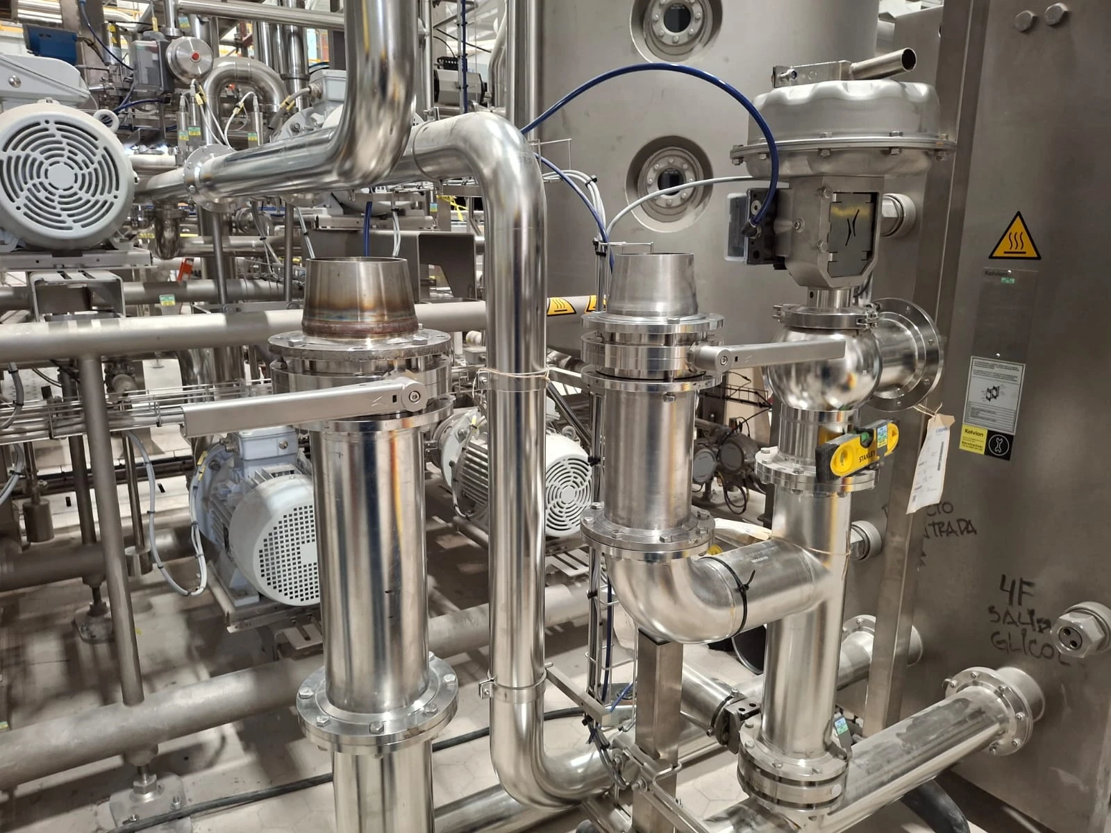 Interconexión de tuberías del circuito secundario de glicol