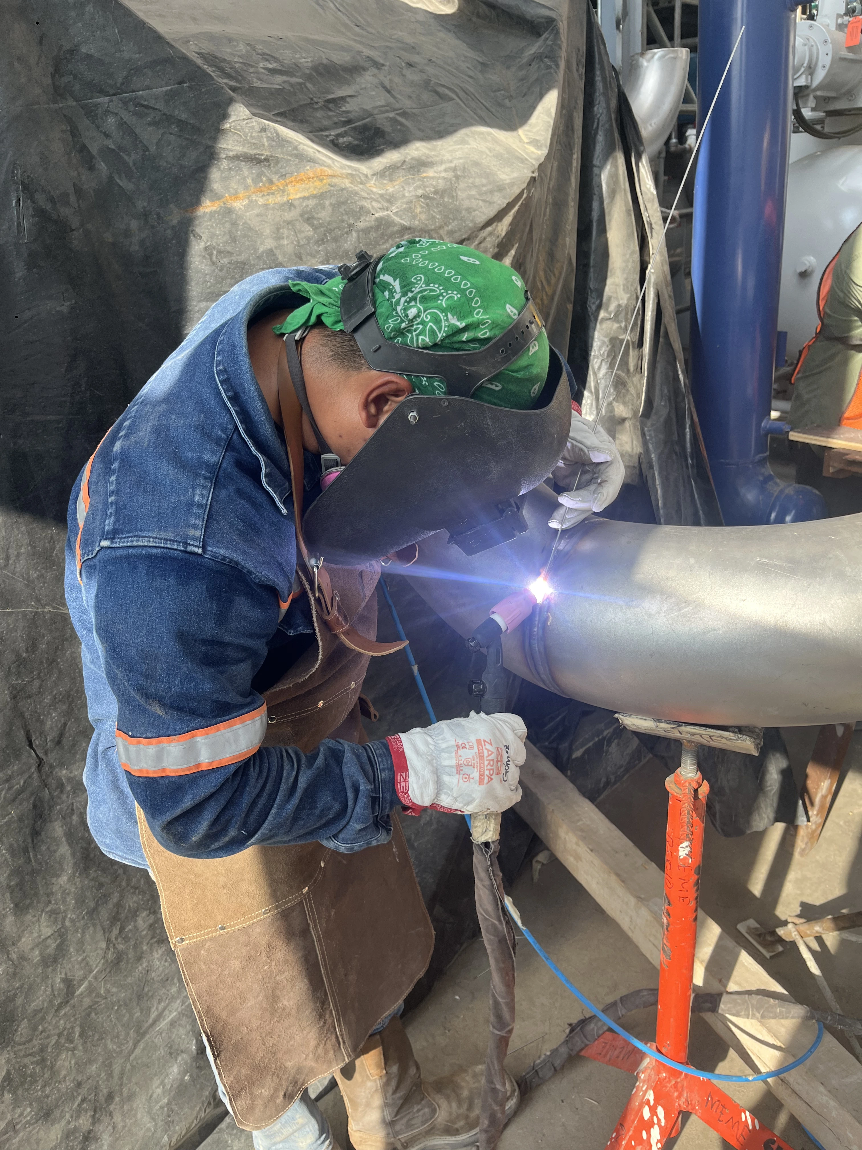 Soldadura de tubería durante la ampliación de la red