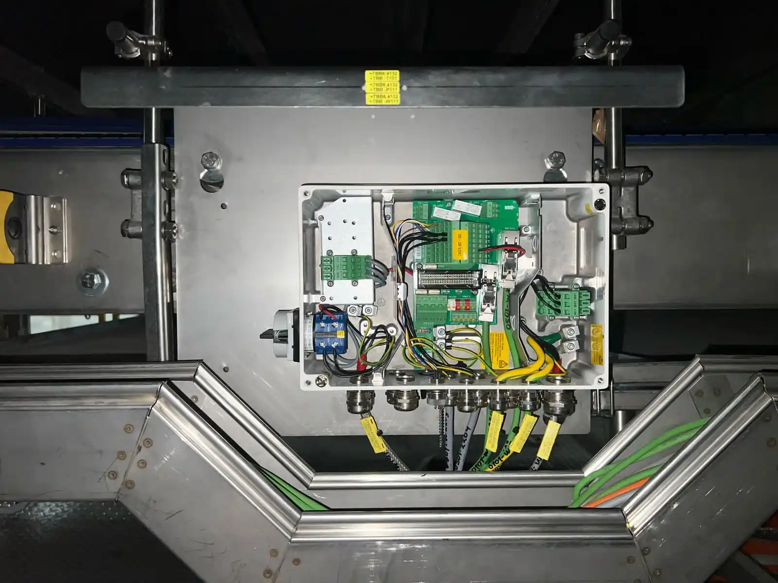 Prueba de continuidad en circuitos eléctricos de maquinaria Krones
