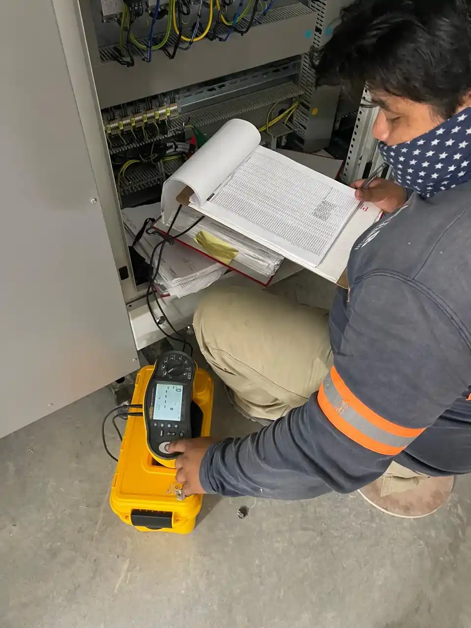 Verificación de cableado en cajas eléctricas instaladas sobre maquinaria