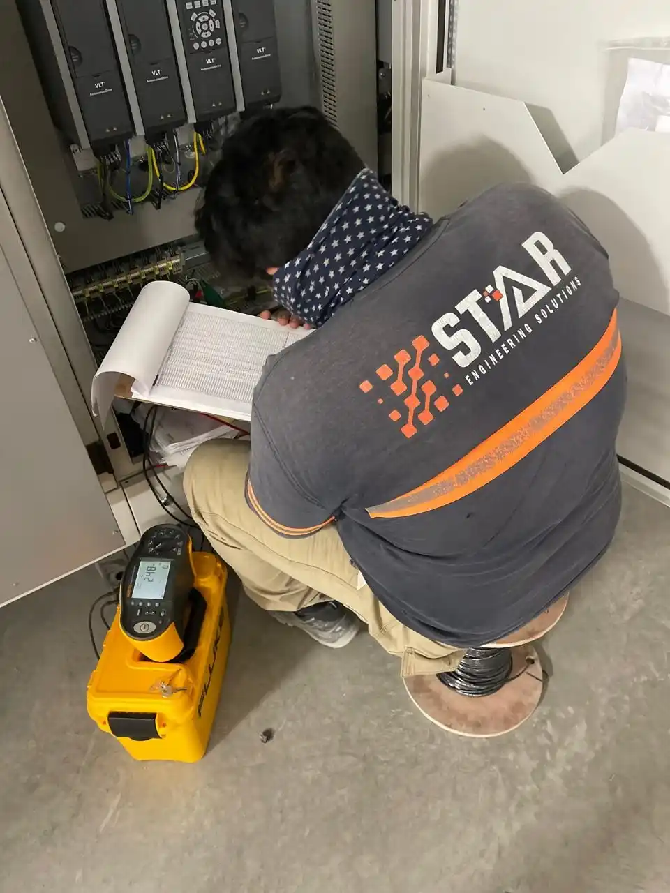 Pruebas eléctricas realizadas durante la puesta en marcha de maquinaria industrial