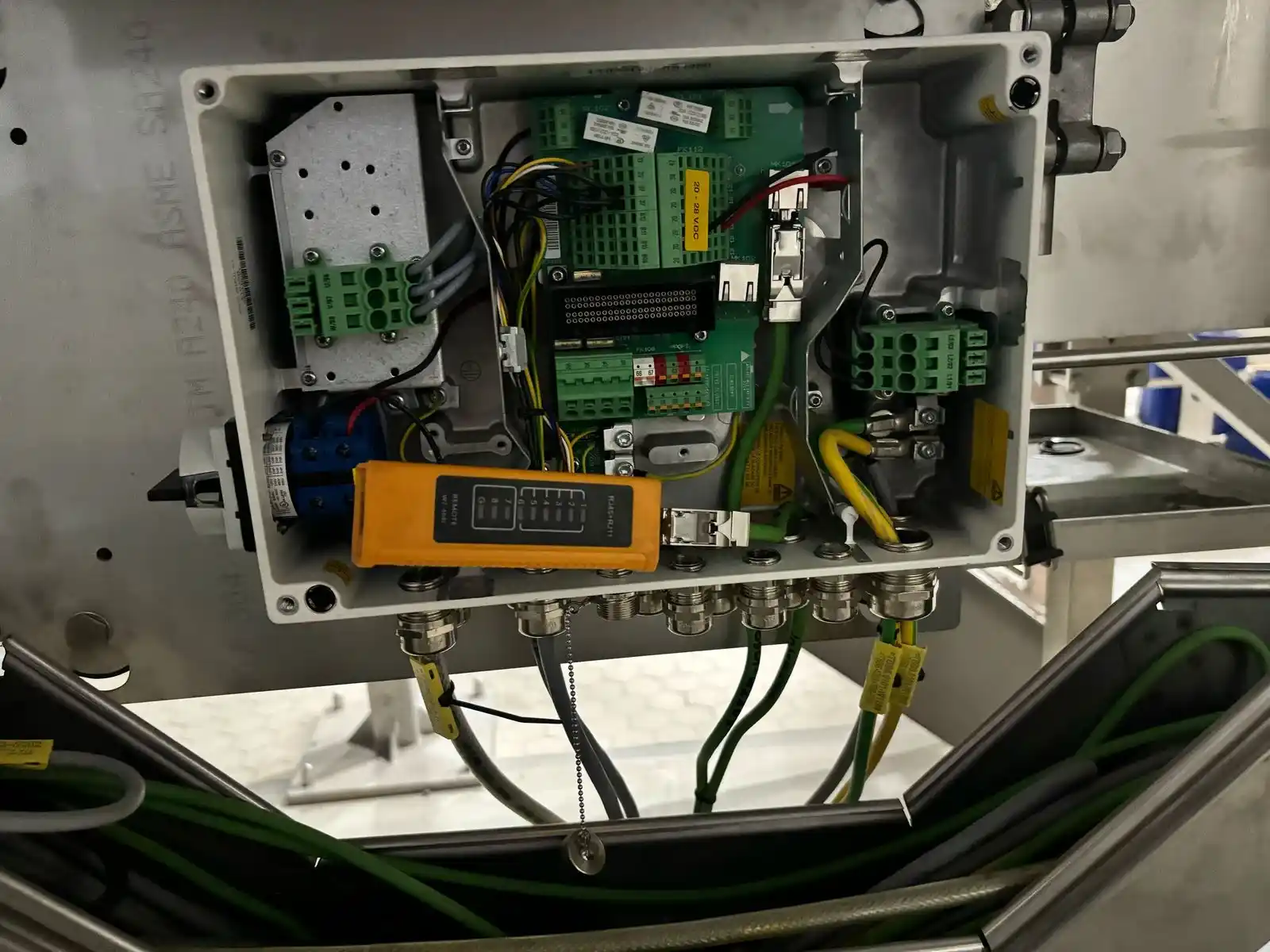 Revisión de conexiones eléctricas en maquinaria industrial Krones