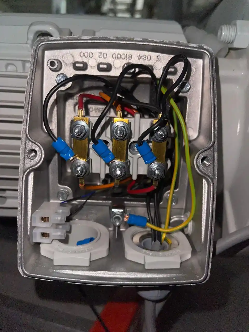 Técnico realizando pruebas en una caja de conexiones industriales