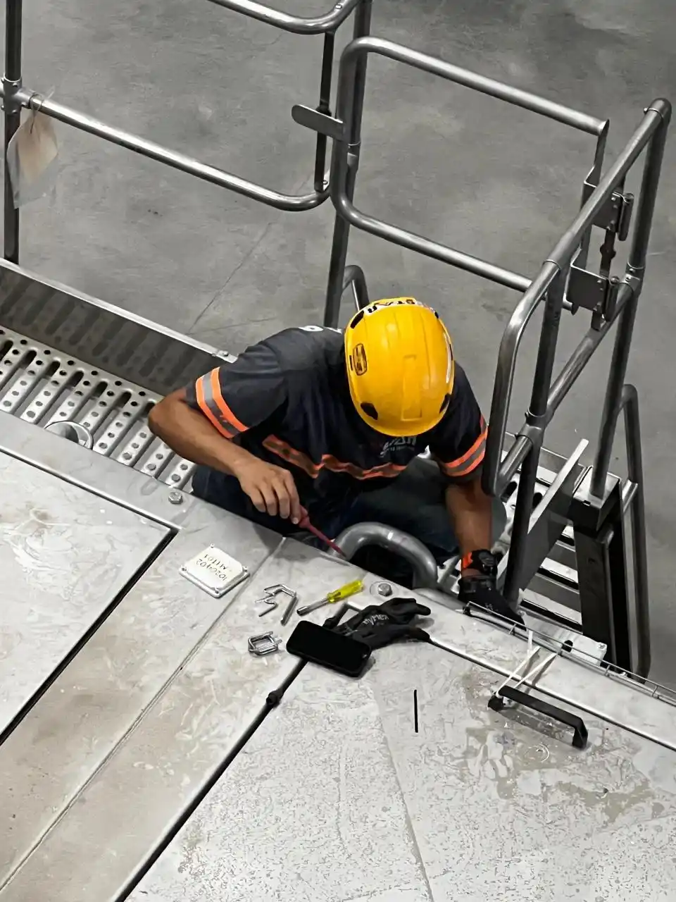 Detalle de conexiones eléctricas verificadas en un motor industrial