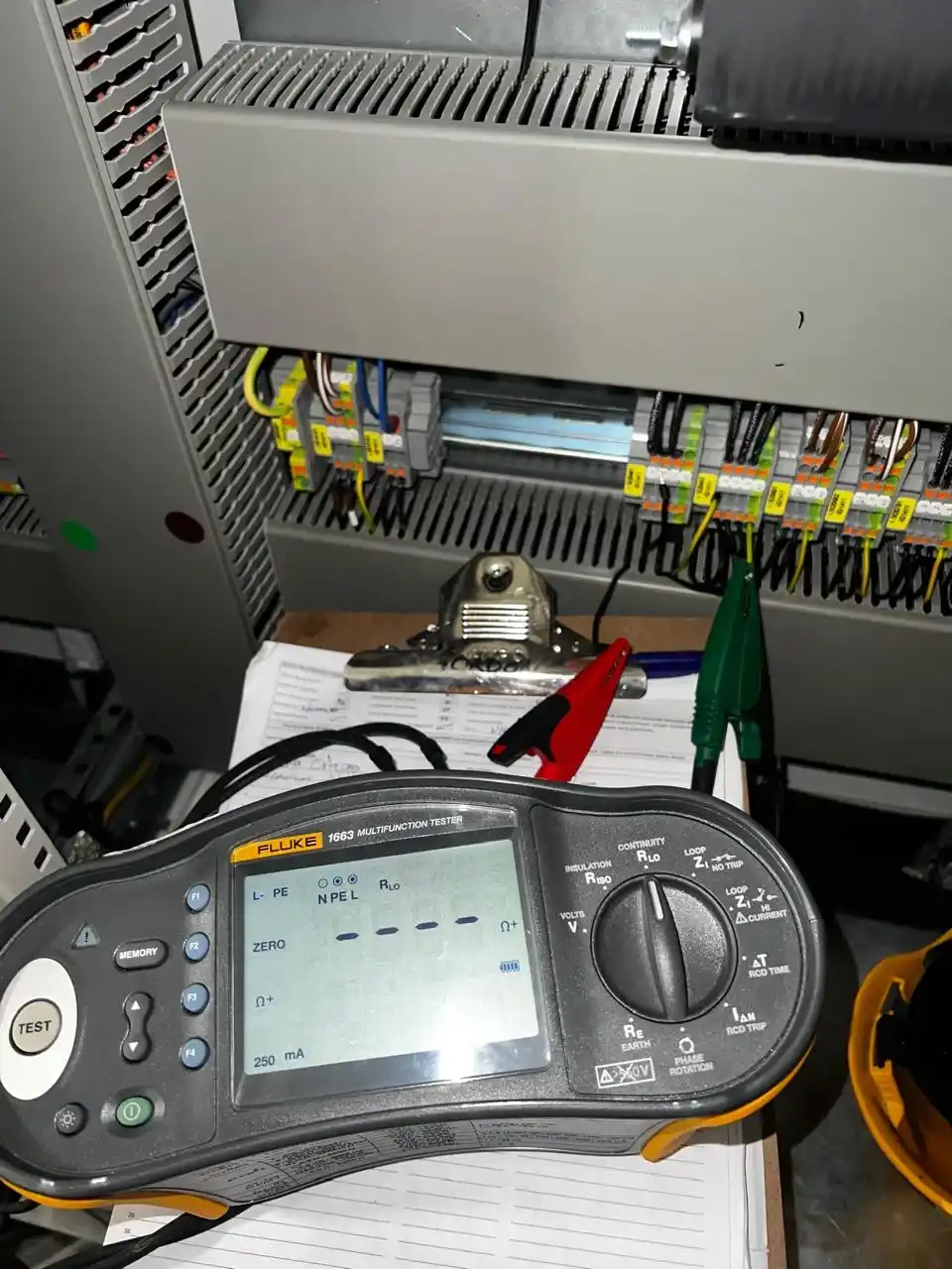 Revisión del cableado de potencia y señal asociado a un servomotor