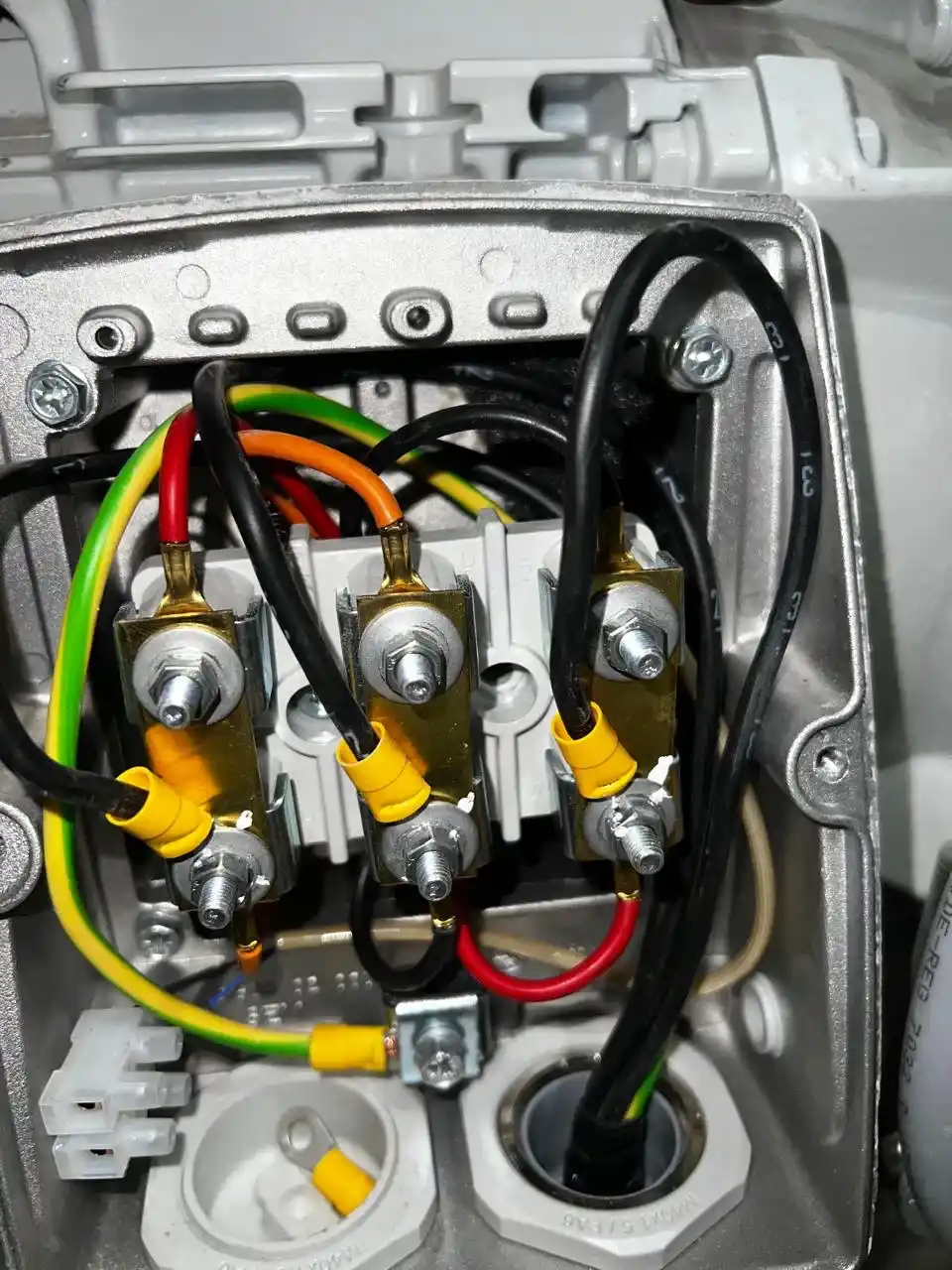 Comprobación de conexiones en motores y equipos auxiliares