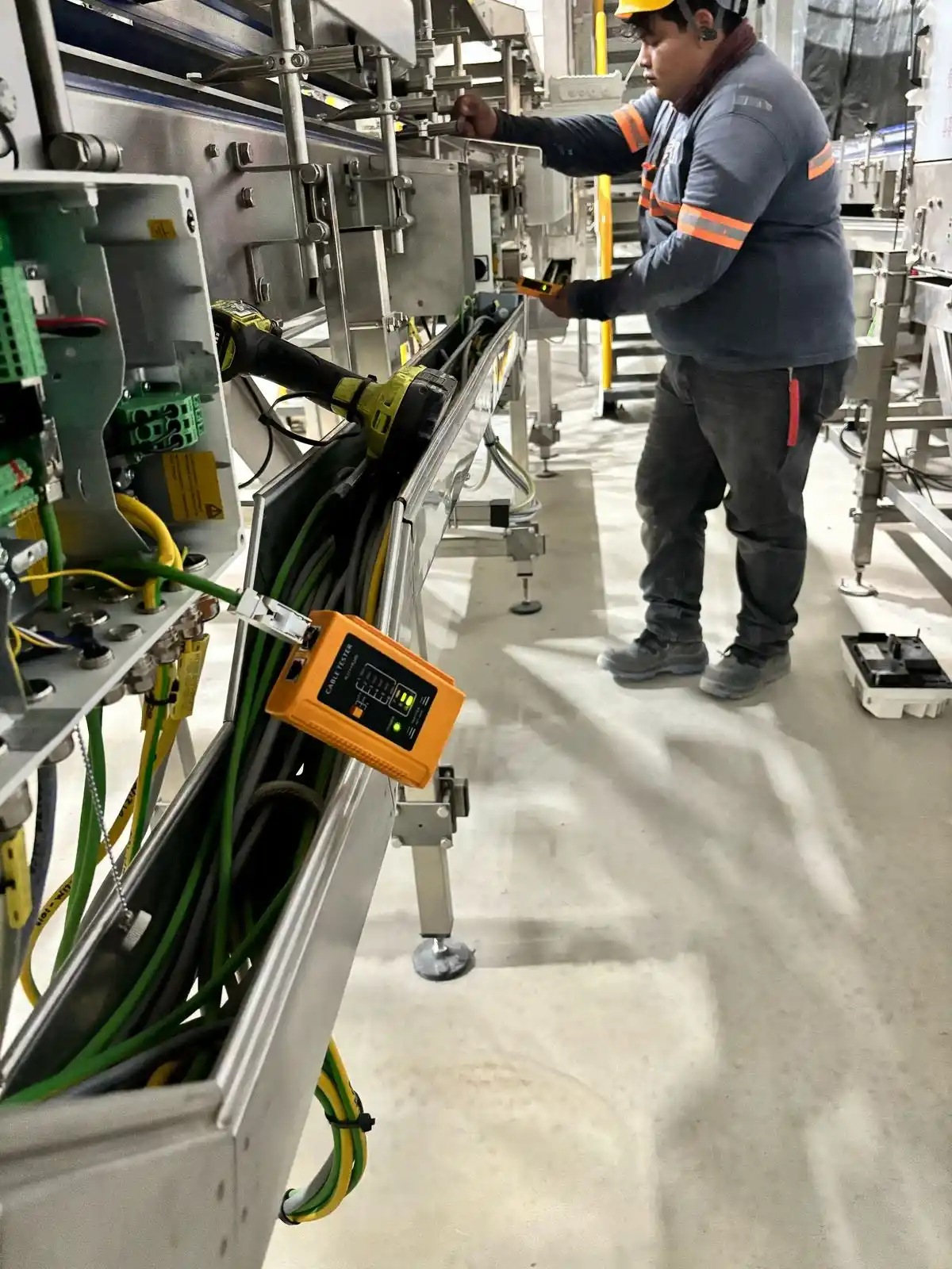Diagnóstico de señales de potencia y control en una línea de producción