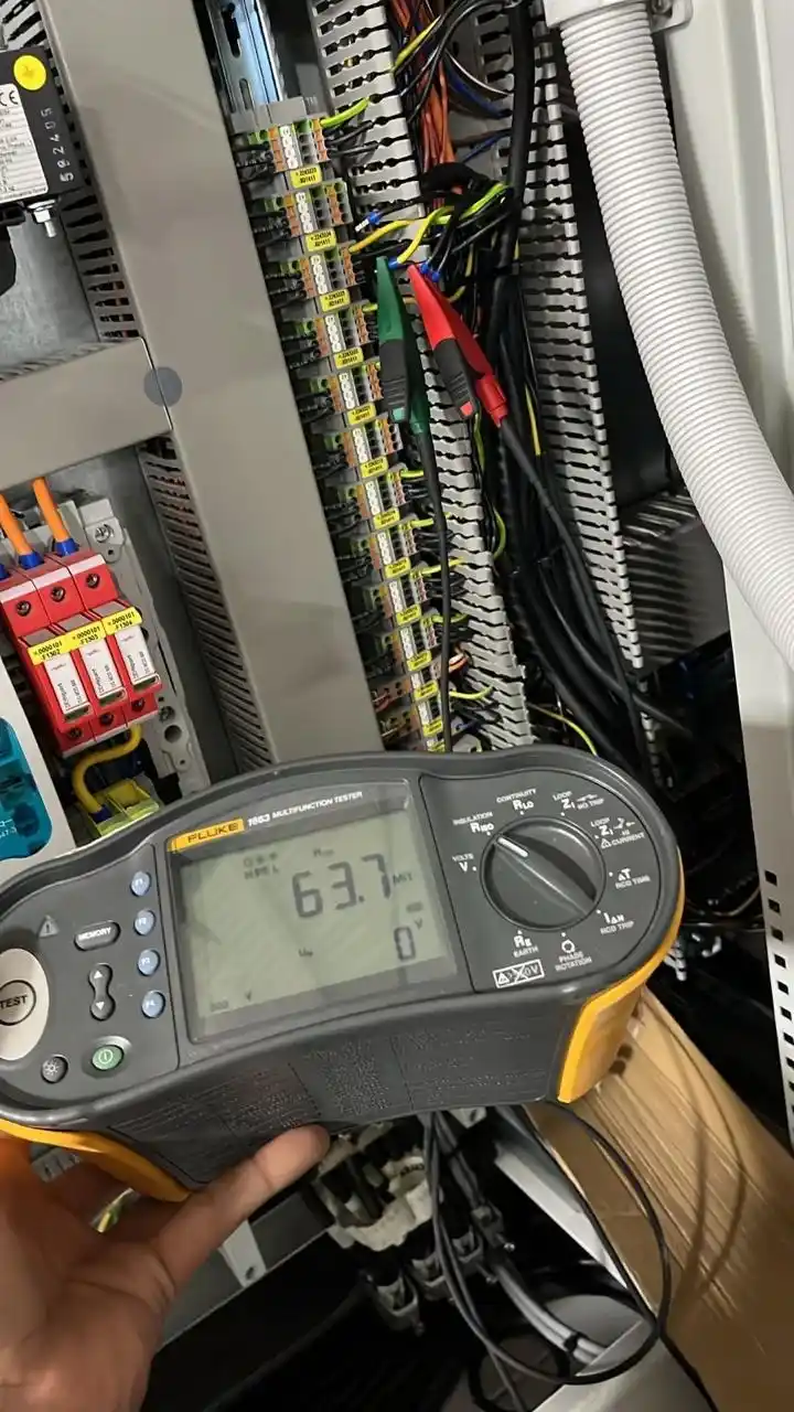 Medición de resistencia de aislamiento en un tablero eléctrico industrial