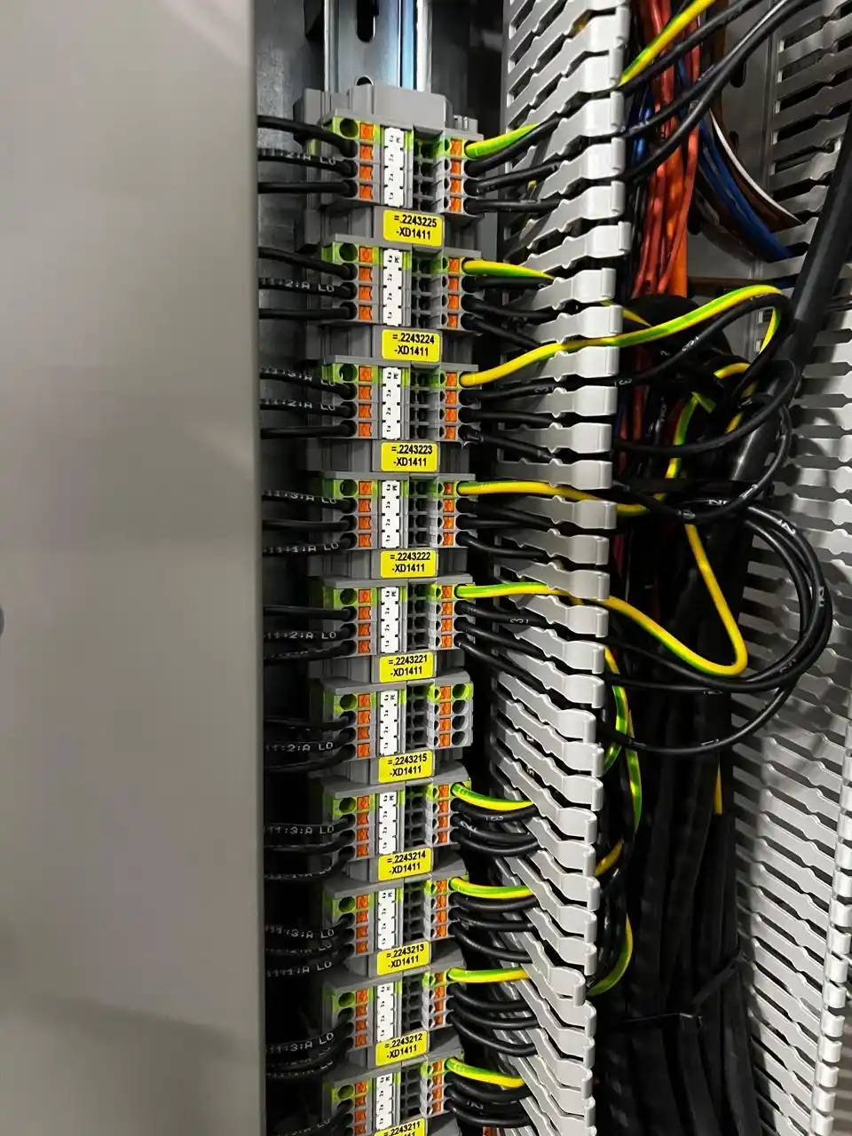 Vista general de la intervención eléctrica realizada en maquinaria Krones