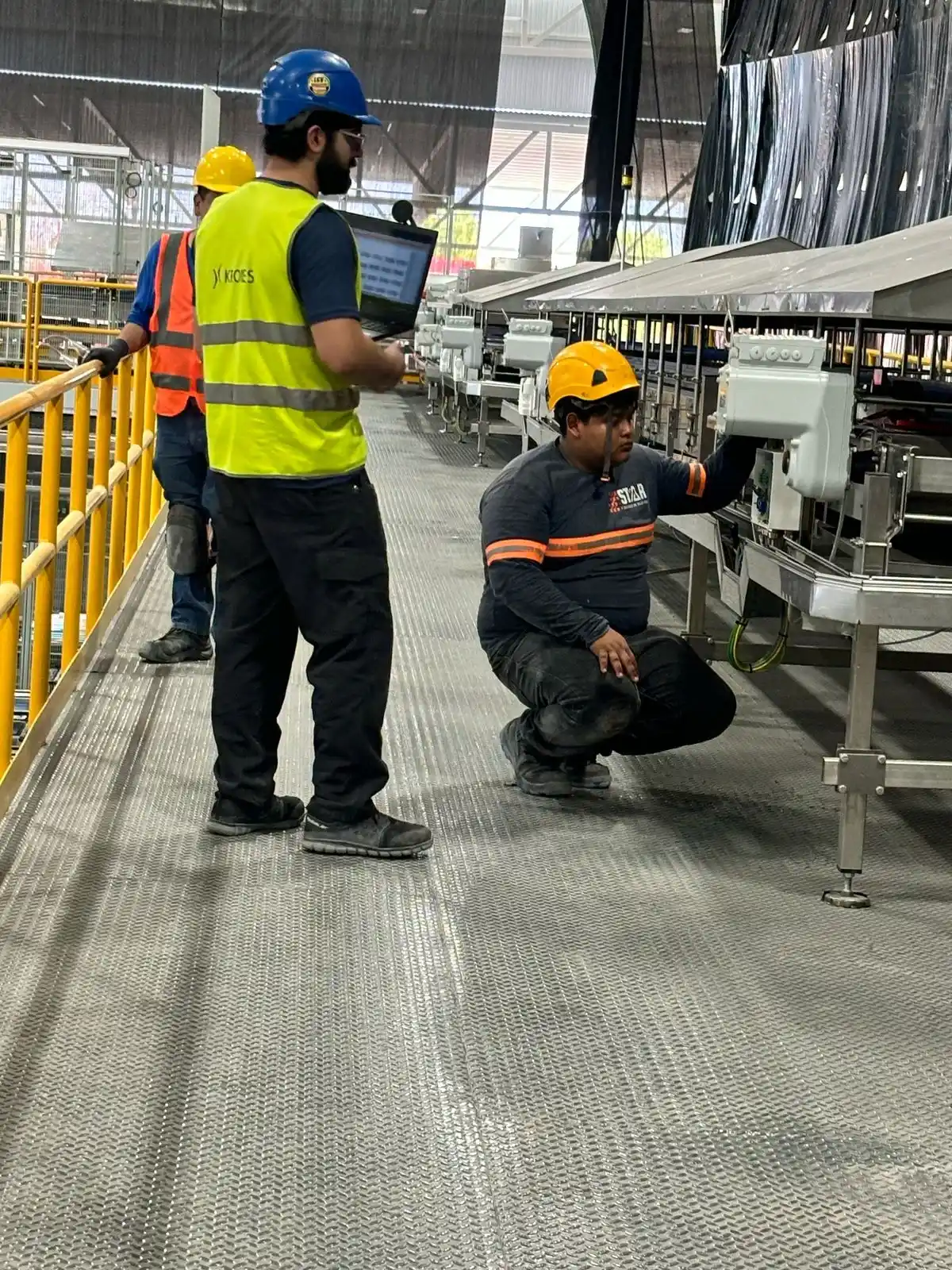 Inspección de terminales y conexiones dentro de una caja eléctrica industrial