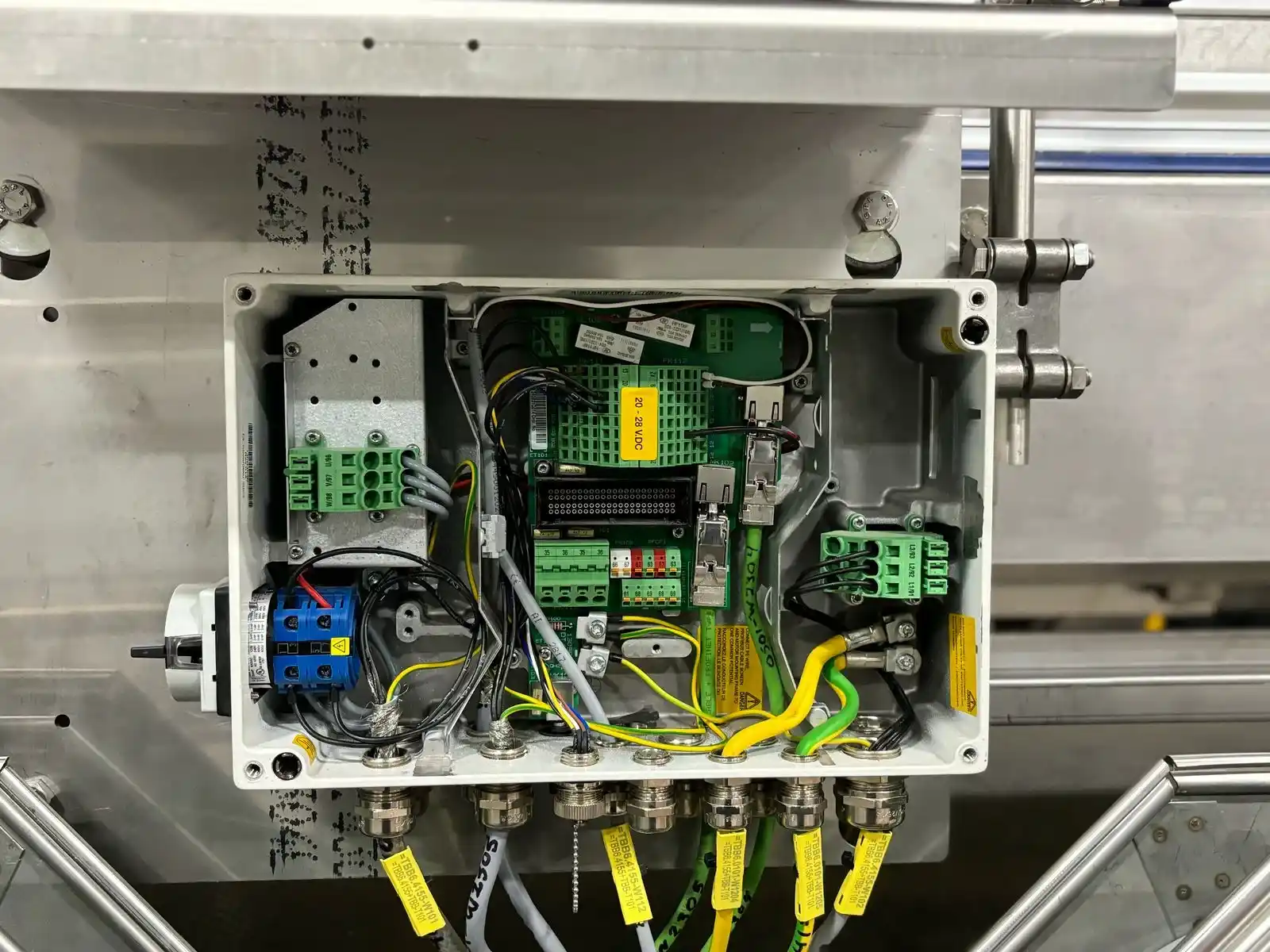 Caja de conexiones eléctricas revisada durante la intervención técnica