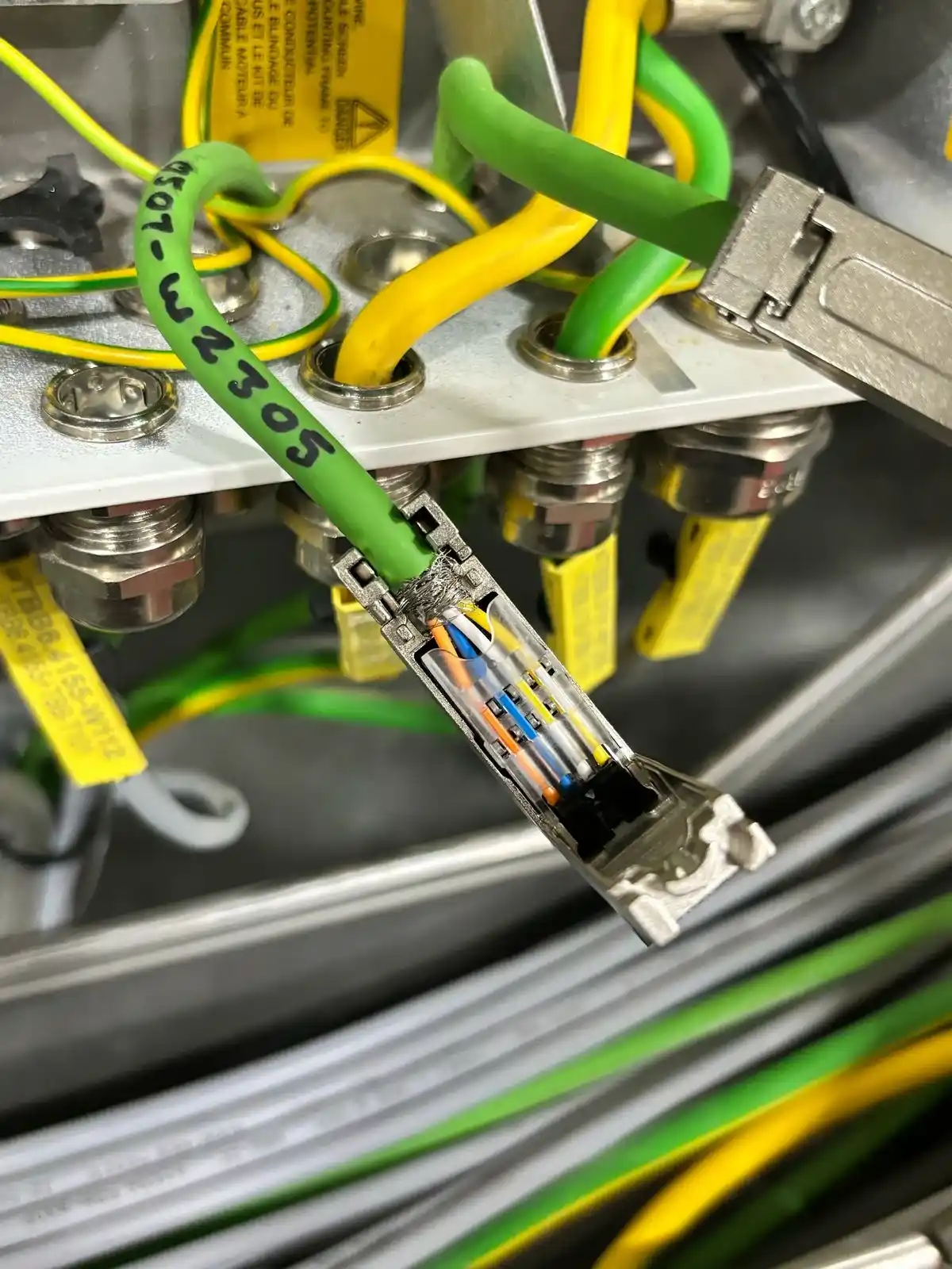 Comprobación técnica de conductores instalados en una línea industrial
