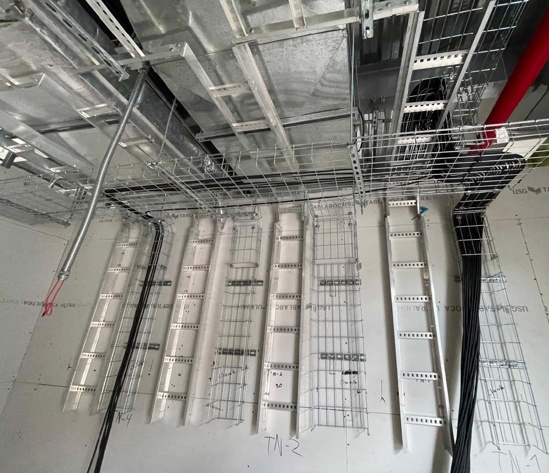 Detalle de conexiones en rack de telecomunicaciones en planta.