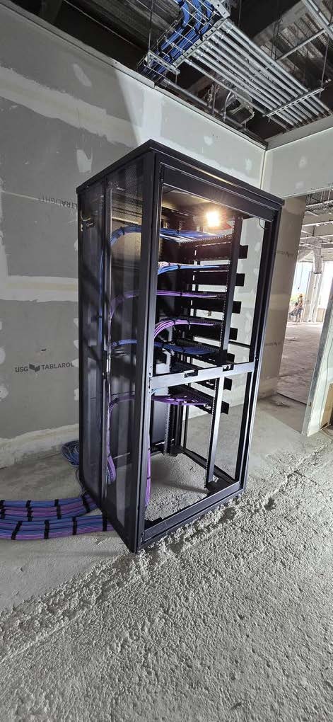 Vista de rack con cableado estructurado instalado por STAR.
